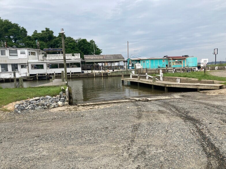 More Photos Of 6338 Riverview Dr, King George Marina For Lease