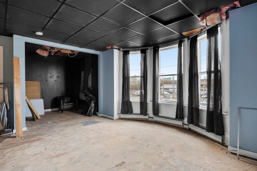 More Photos Of 1118 Broadway, Albany Bar For Sale