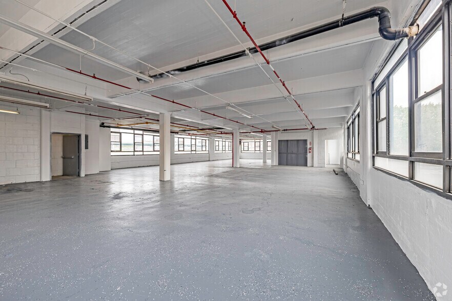 More Photos Of 753-755 E 134th St, Bronx Warehouse For Lease