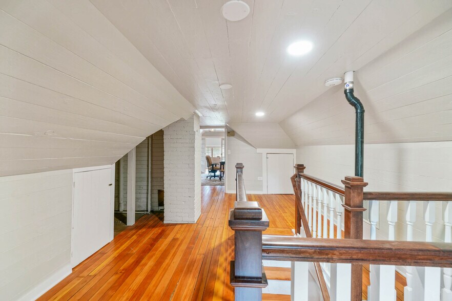 More Photos Of 901 13th St SE, Salem Office For Sale