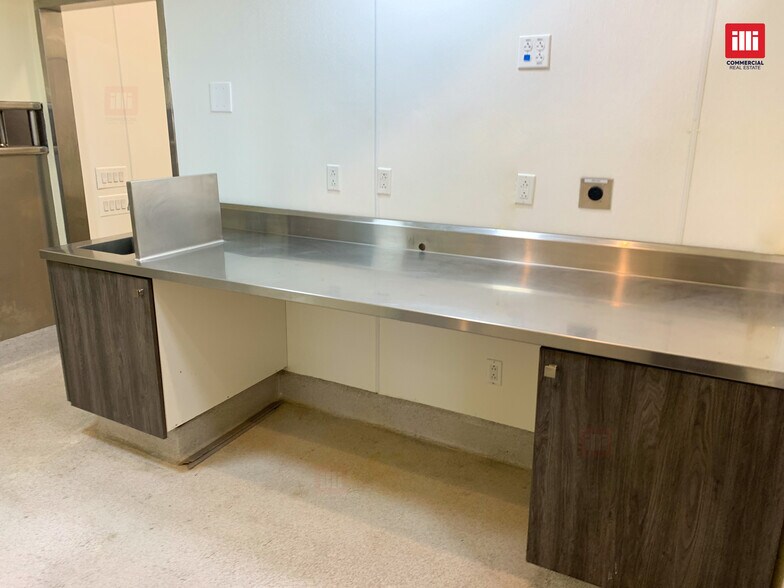 More Photos Of 18606-18612 Ventura Blvd, Tarzana Storefront For Lease