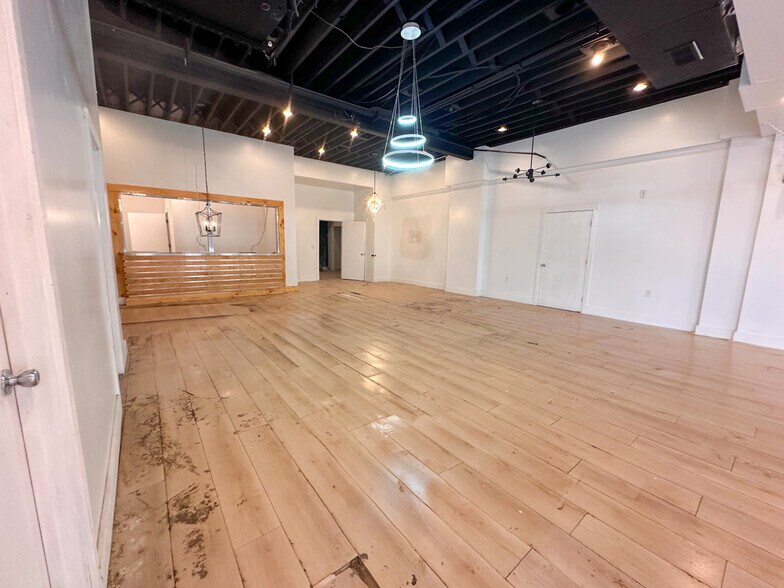 More Photos Of 2709 Westerville Rd, Columbus Light Manufacturing For Sale
