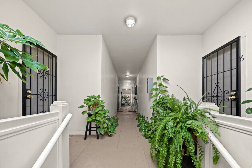 More Photos Of 1160-1164 N Western Ave, Los Angeles Storefront Retail Residential For Lease