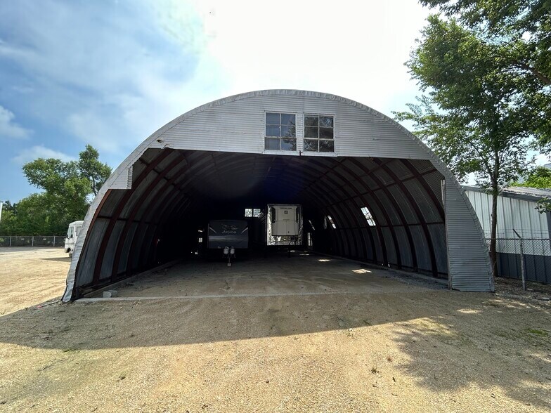 More Photos Of 825 W Walnut St, Oglesby Warehouse For Lease