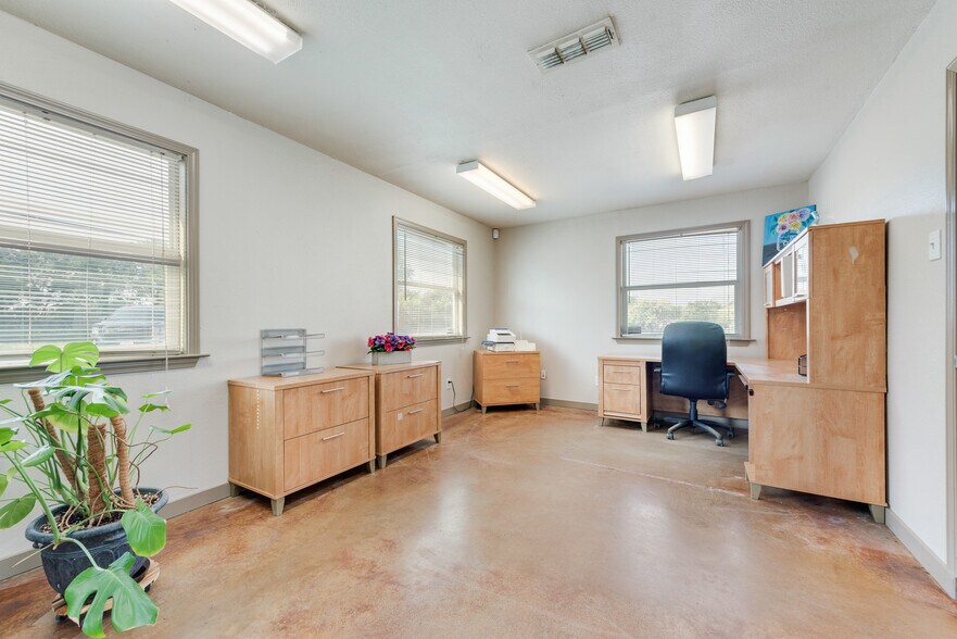 More Photos Of 4331 Cement Valley Rd, Midlothian Warehouse For Sale