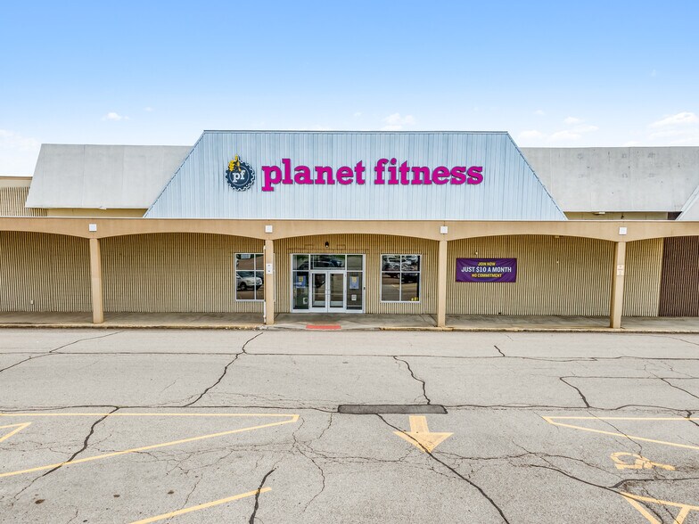 More Photos Of 1602-1612 36th St, Peru General Retail For Sale