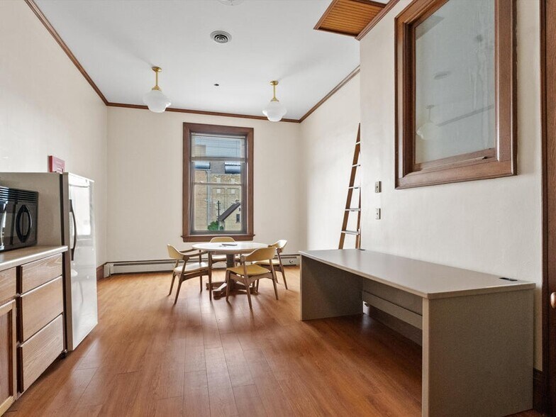 More Photos Of 921-931 8th St, Manitowoc Office For Sale