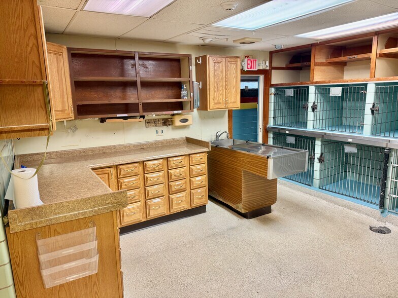 More Photos Of 1107 Lincoln Way E, Massillon Veterinarian Kennel For Sale