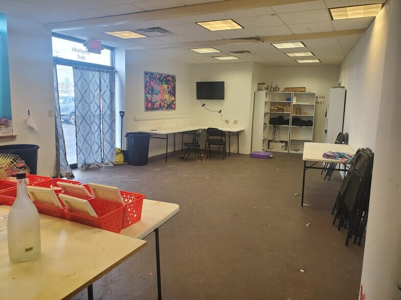 More Photos Of 2425 Hyde Park Blvd, Niagara Falls Freestanding For Lease