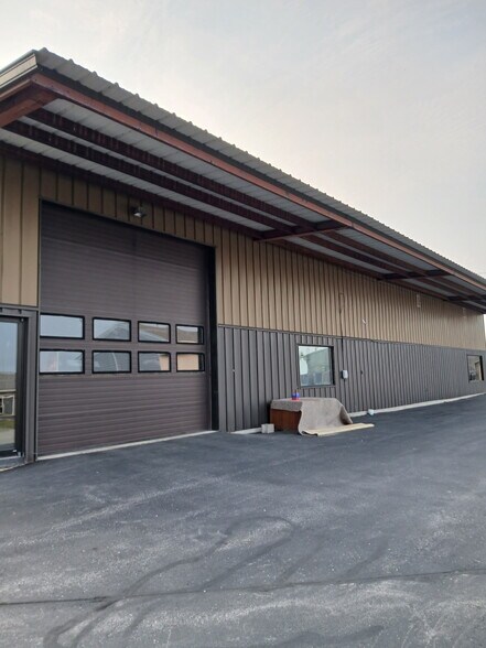 Primary Photo Of 953 Egg Harbor Rd, Sturgeon Bay General Retail For Sale