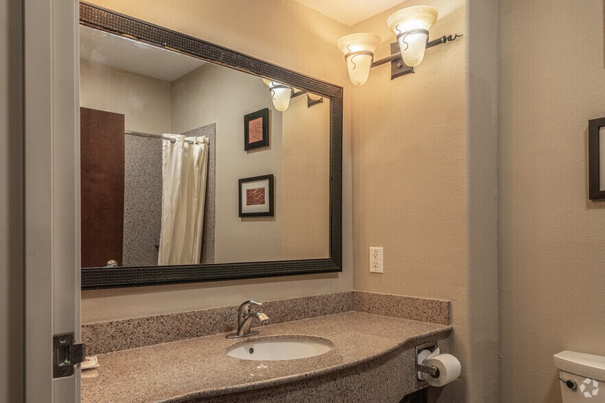 More Photos Of 9120 Airport Blvd, Houston Hotel For Sale