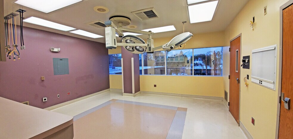 More Photos Of 12660 Riverside Dr, Valley Village Medical For Lease