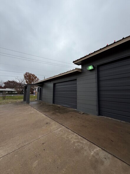 More Photos Of 1650 FM 66, Waxahachie Flex For Lease
