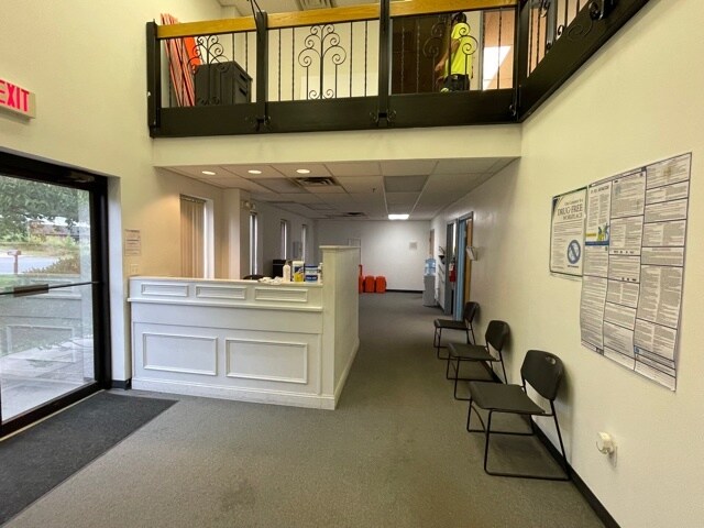 More Photos Of 108 Sandy Dr, Newark Warehouse For Lease