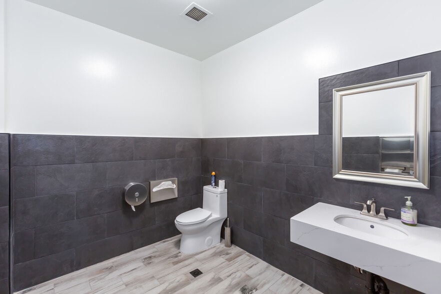 More Photos Of 23030 Lyons Ave, Santa Clarita Medical For Lease