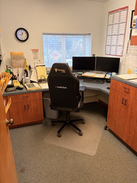 More Photos Of 128 Oyster Bay Ave, Bremerton Industrial For Lease