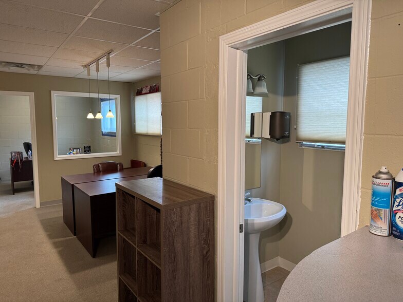 More Photos Of 4 Bonnie Ln, Yorkville Office For Sale