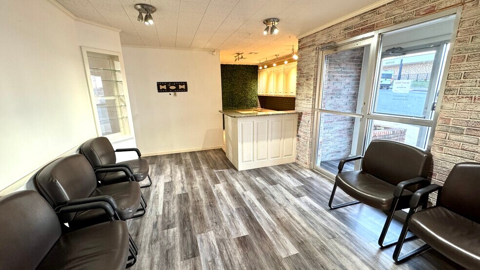 More Photos Of 211 N 5th St, Mcalester Office For Lease