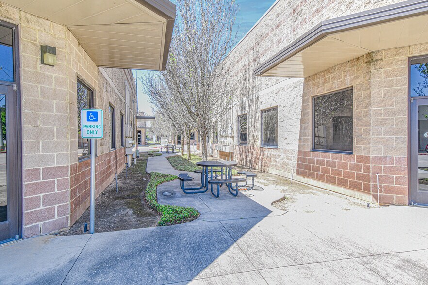 More Photos Of 500 Spring Hill Dr, Spring Unknown For Lease