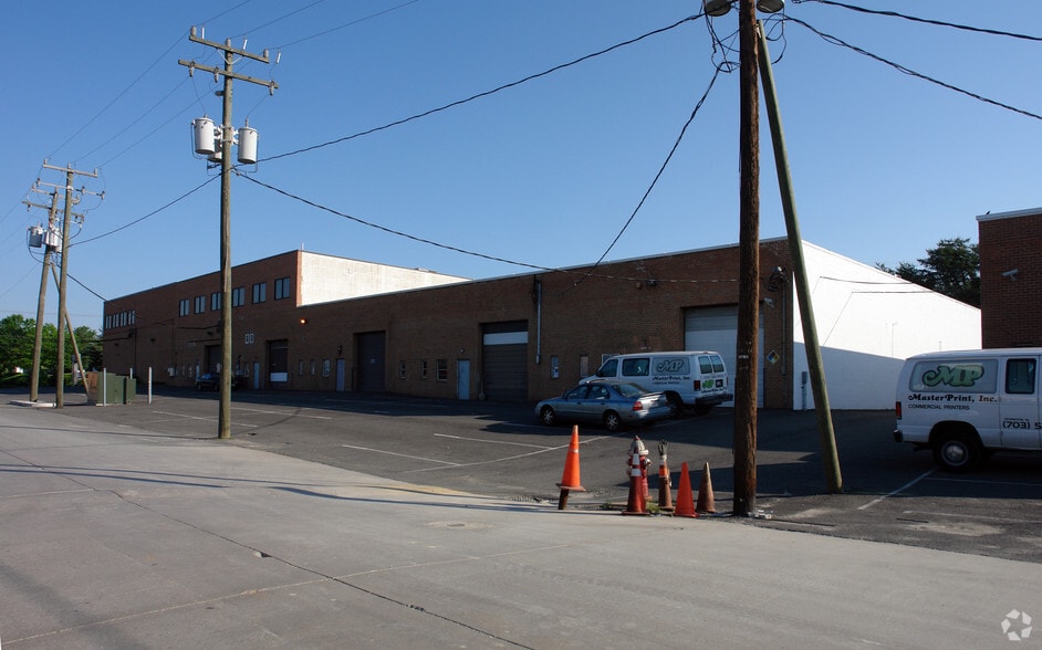 More Photos Of 8401-8409 Terminal Rd, Lorton Warehouse For Lease