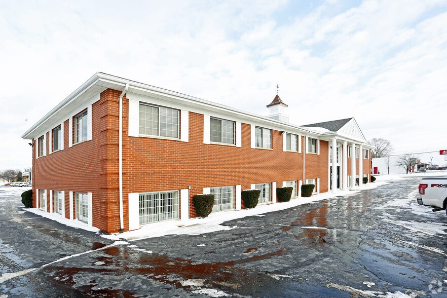 More Photos Of 2820 W Maple Rd, Troy Office For Lease