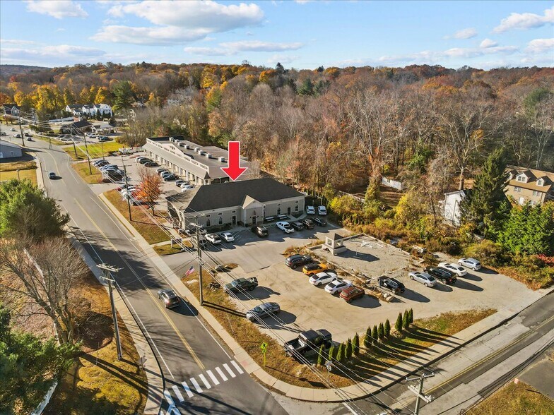 More Photos Of 13 N Main St, East Hampton Showroom For Lease