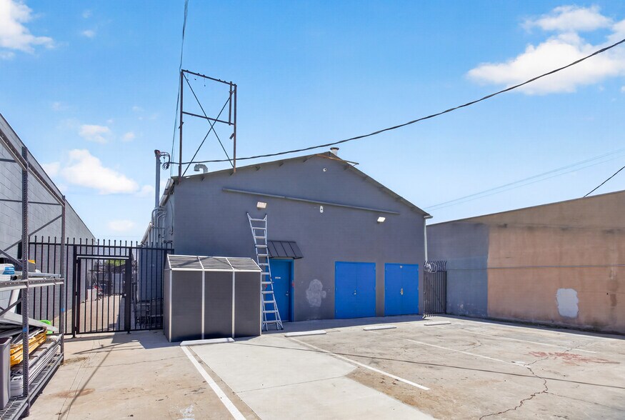 More Photos Of 1661 Cota Ave, Long Beach Service For Sale