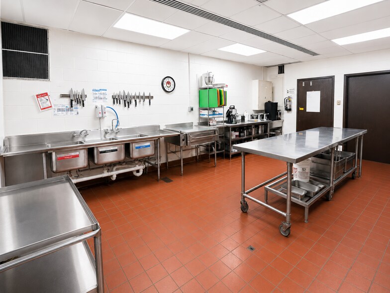 More Photos Of 2525 Highlander Pl, Iowa City Hotel For Lease