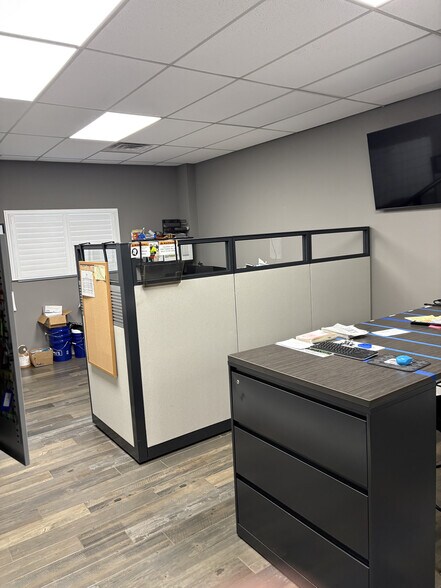 More Photos Of 1818 Scherer Pky, Saint Charles Warehouse For Sale