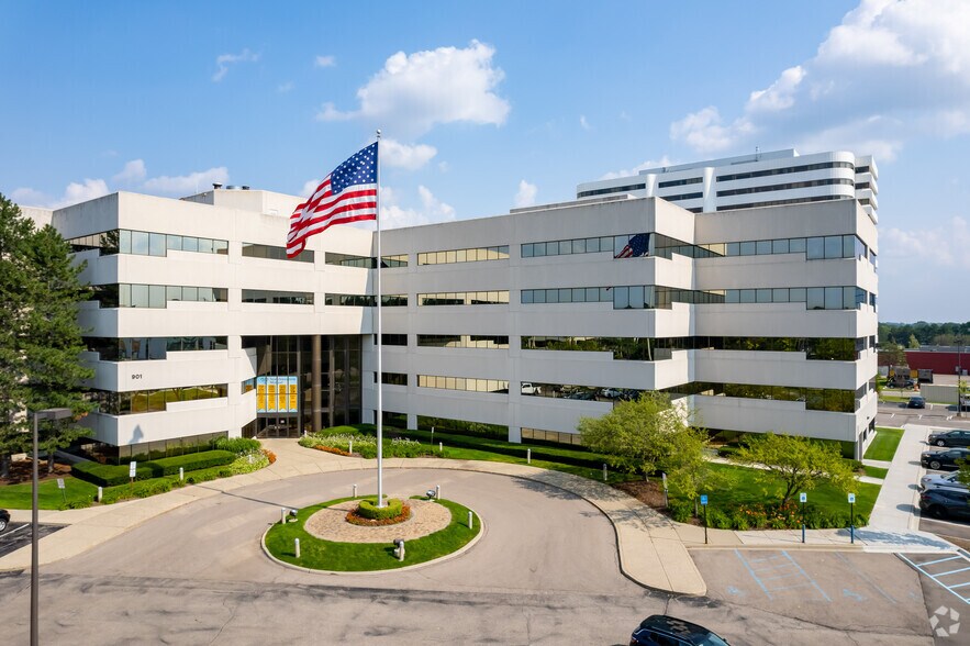 More Photos Of 901 Wilshire Dr, Troy Office For Lease