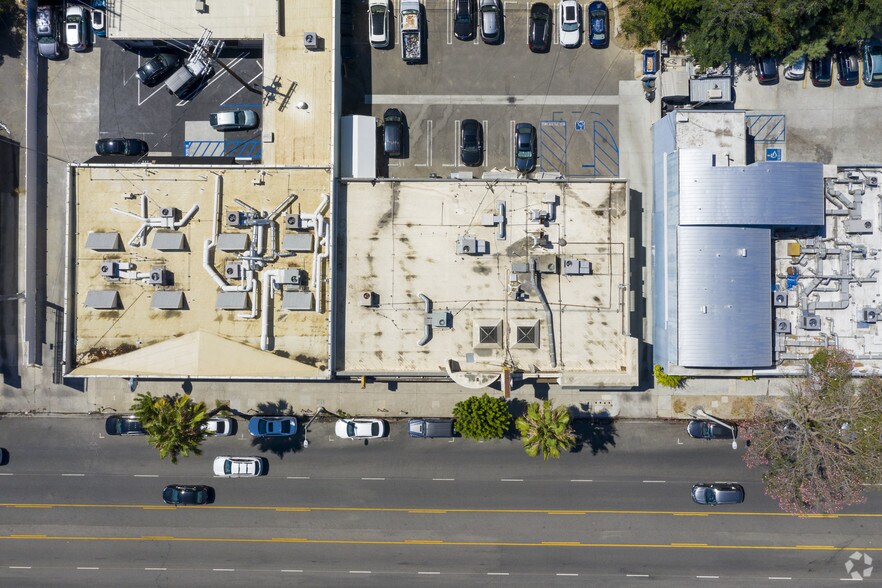 More Photos Of 11748 Ventura Blvd, Studio City General Retail For Sale