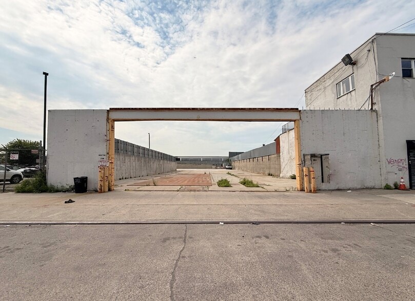 More Photos Of 254 Maspeth Ave, Brooklyn Land For Lease