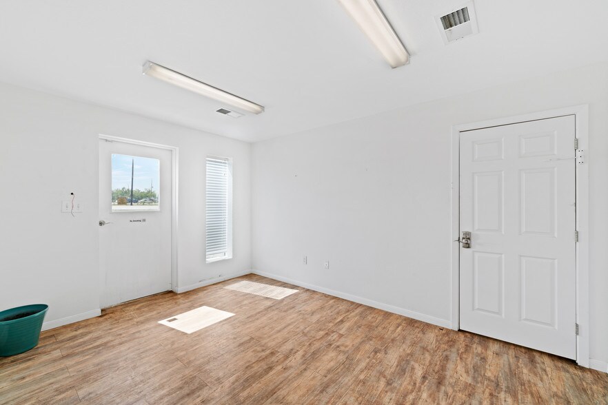 More Photos Of 7020 FM 3180 Rd, Baytown Distribution For Sale