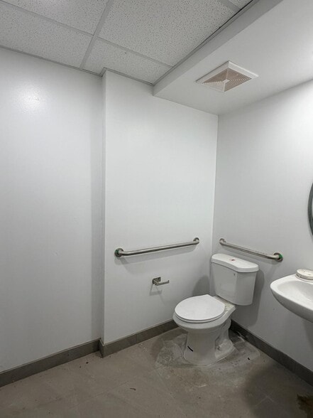 More Photos Of 70-11 Myrtle Ave, Glendale Office For Lease