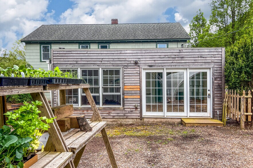 More Photos Of 265 Main St, Delhi Garden Center For Sale