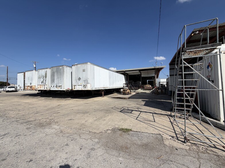 More Photos Of 2026 W Malone Ave, San Antonio Warehouse For Lease