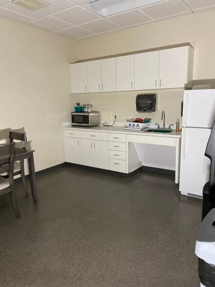 More Photos Of 4300-4302 Fairmont Pky, Pasadena Unknown For Lease