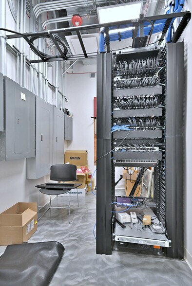 More Photos Of 2100 W 21st St, Broadview Light Manufacturing For Lease