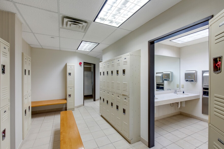 More Photos Of 8111 Lyndon B Johnson Fwy, Dallas Office For Lease