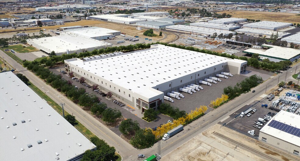More Photos Of 3441 S Willow Ave, Fresno Distribution For Lease