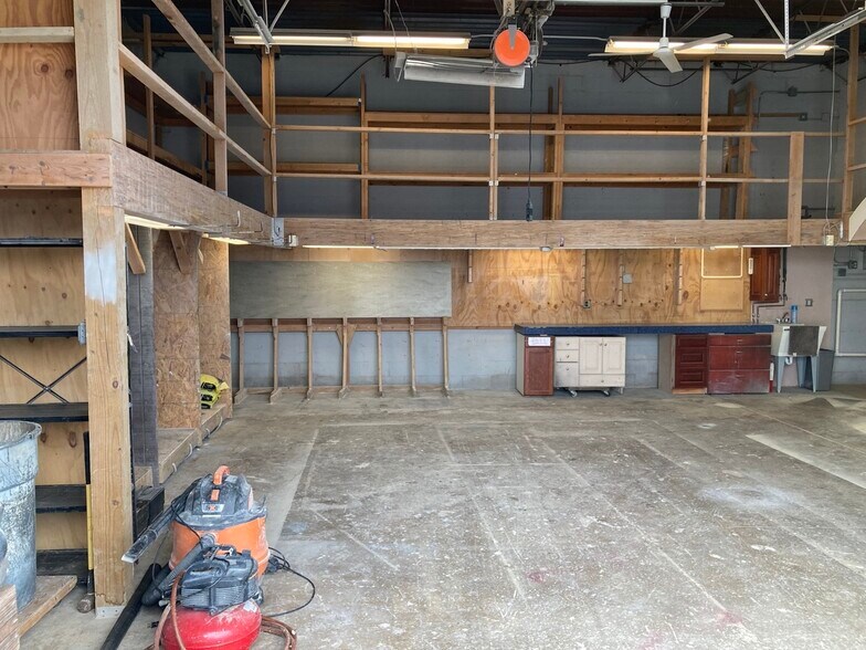 More Photos Of 3046 Industrial Blvd, Bethel Park Light Manufacturing For Lease