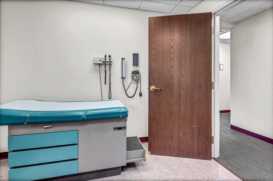 More Photos Of 1511 Northway Dr, Saint Cloud Medical For Sale