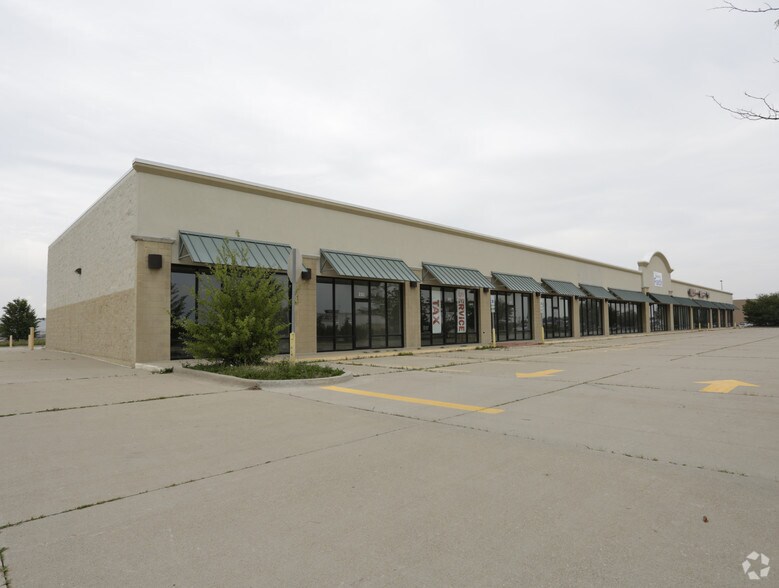 More Photos Of 2200 Westgate Dr, Bloomington Storefront For Lease