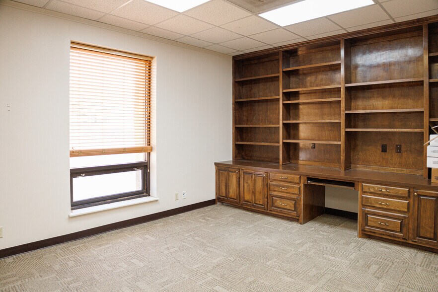 More Photos Of 301-305 S Pioneer Dr, Abilene Office For Lease