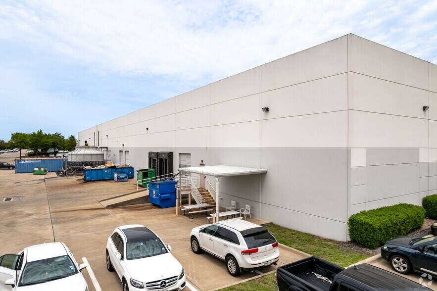 More Photos Of 801 Klein Rd, Plano Warehouse For Lease