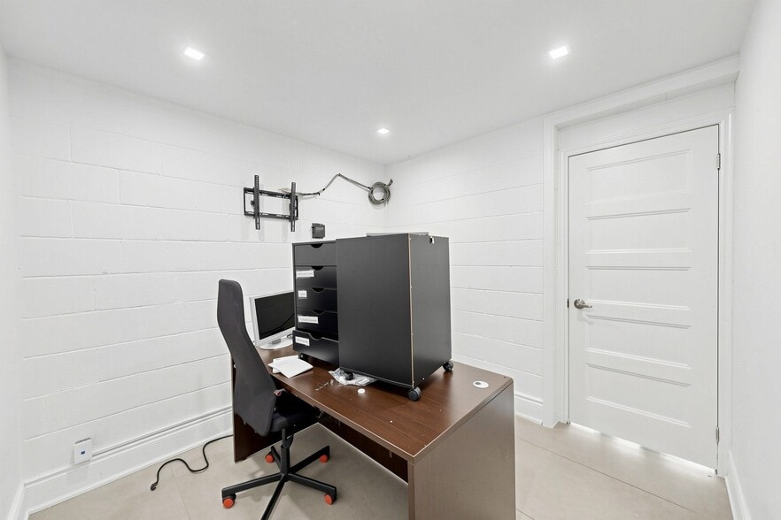 More Photos Of 1502 Speers Rd, Oakville Auto Repair For Sale