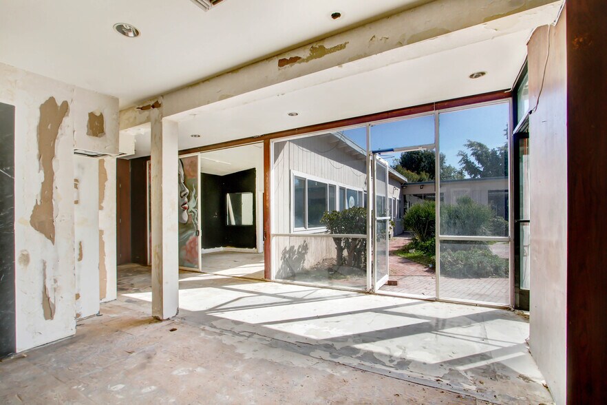 More Photos Of 4950 Wilshire Blvd, Los Angeles Office For Sale