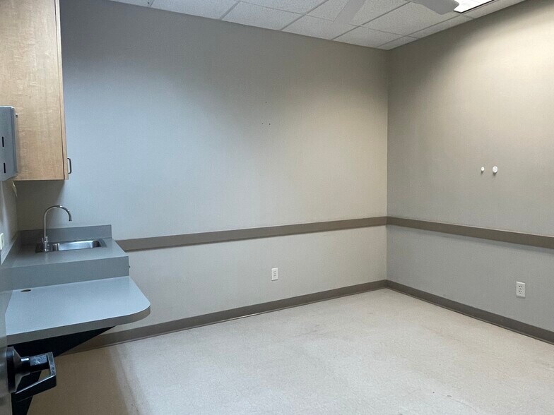 More Photos Of 7127 Somerset Rd, San Antonio Medical For Lease