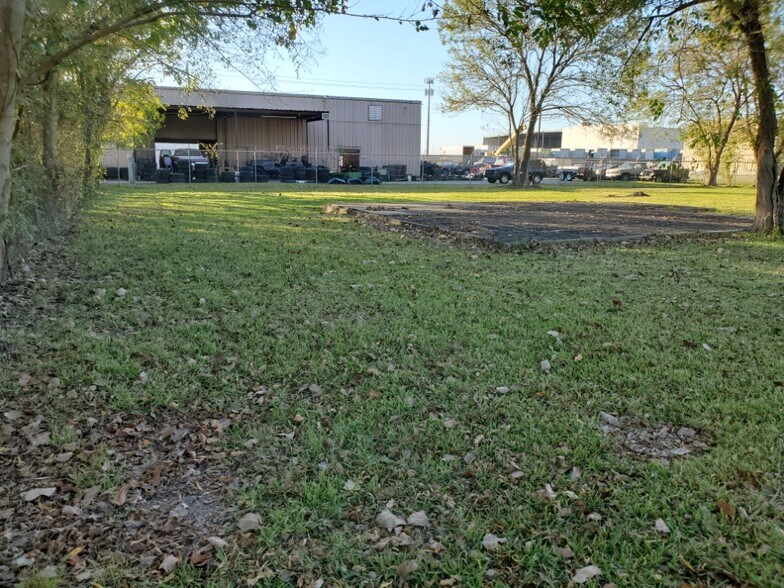 More Photos Of 410 W Canino Rd, Houston Manufacturing For Sale