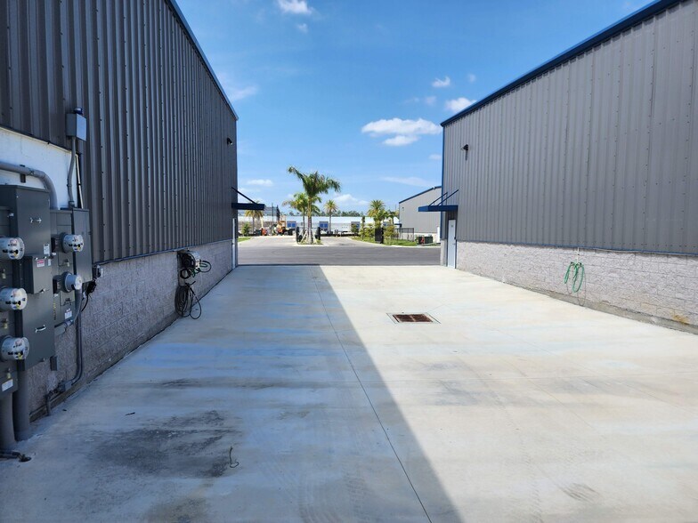 More Photos Of 16291 Innovation Lane, Fort Myers Self Storage For Sale